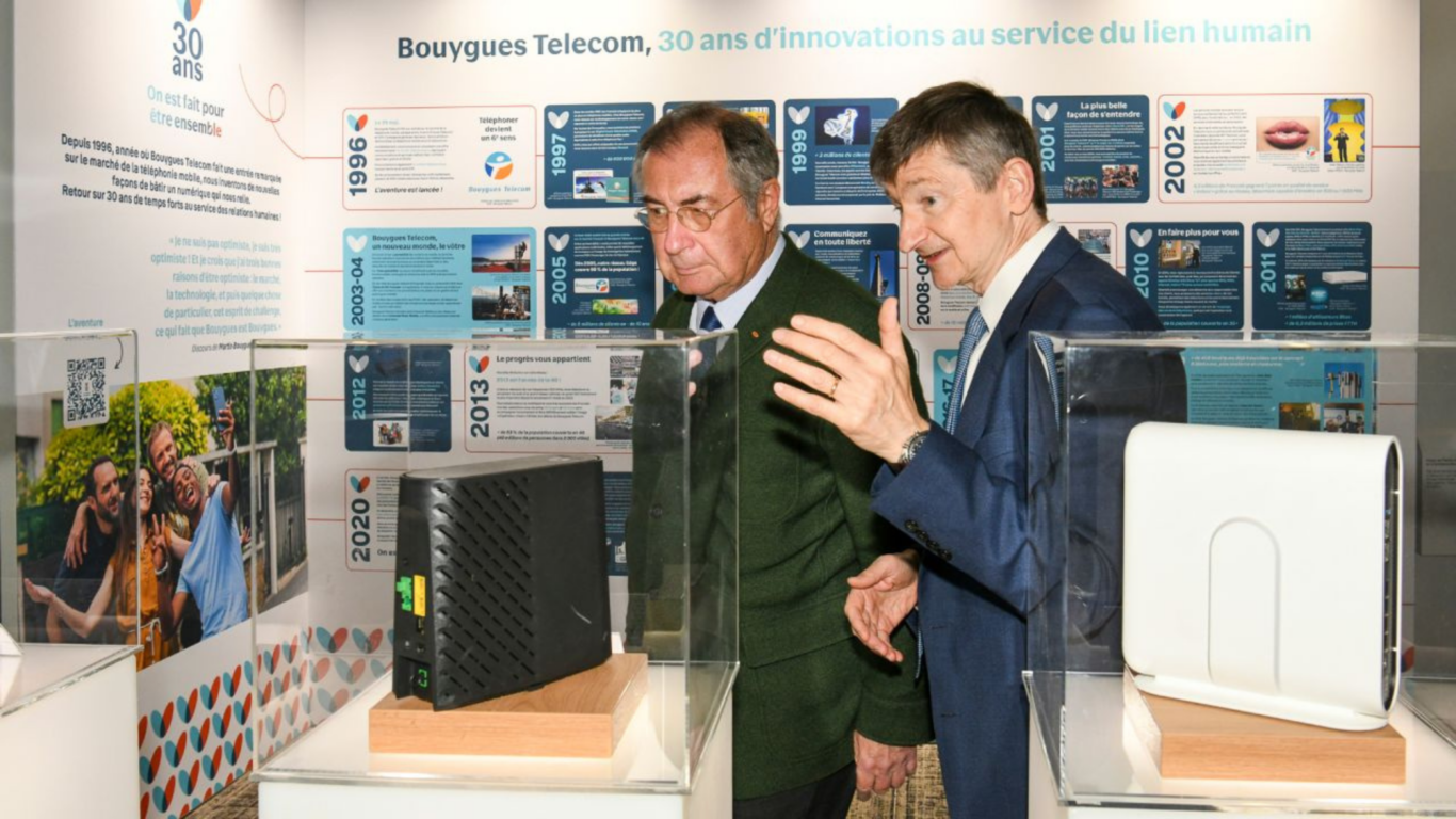 Martin Bouygues et Benoît Tortoling devant l'exposition lors de la soirée anniversaire institutionnelle à la Bourse de commerce